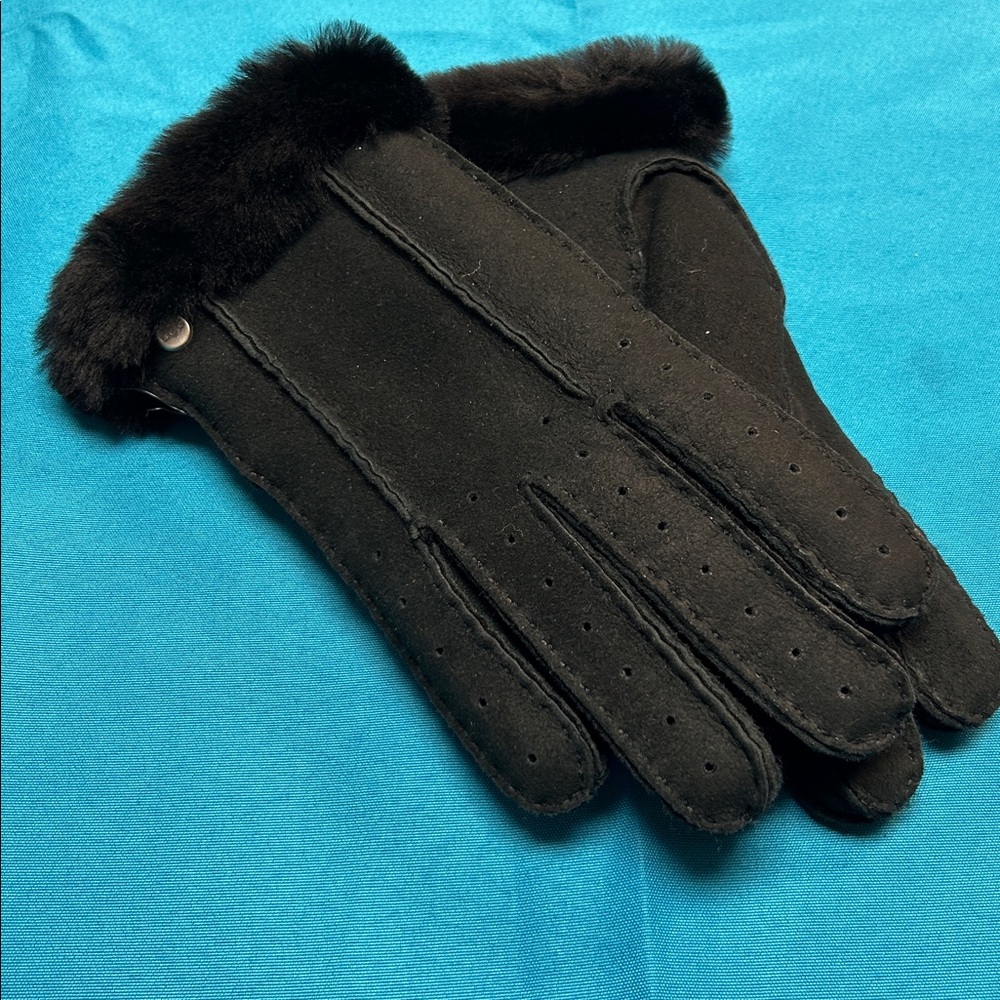 1641 UGG Women’s Black Shearling Leather Gloves – Size M